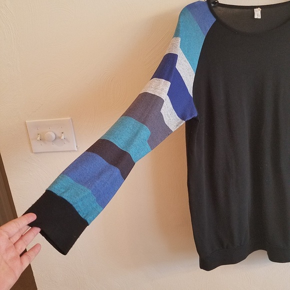 CLEARANCE- Light Casual Sweater - Picture 6 of 6